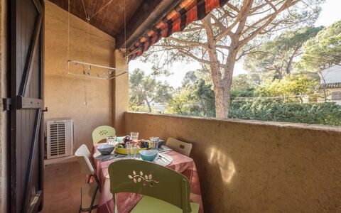 Gigaro Plage: Propriété, Plante, Arbre, Bâtiment, Ombre, Bois, Véhicule À Moteur, Chaise, Maison, Ciel