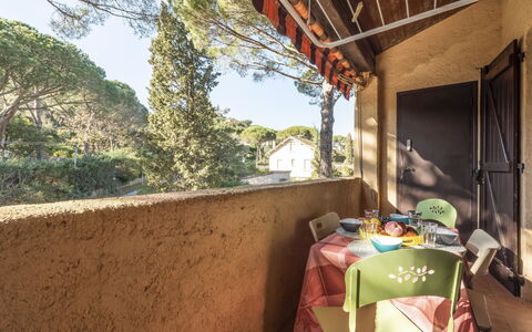 Gigaro Plage: Arbre, Ciel, Bâtiment, Bois, Ombre, Plante, Immobilier, Loisir, Paysage, Maison