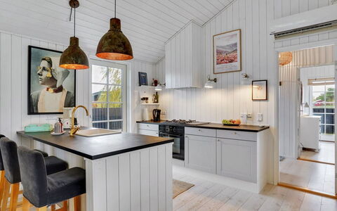 Mojsej: Cuisine, Bois, Sol, Design Intérieur, Plafond, Comptoir, Meubles, Cabinetry, Luminaire, Sol