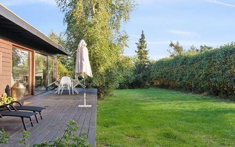 Erikka - 300M to the Fjord: Bleu, Arbuste, Chalet, Couverture De Sol, Jardin, Biens, Ombre, Aménagement Paysager, Ferme, Eco Hôtel