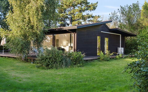 Erikka - 300M to the Fjord: Bleu, Arbuste, Chalet, Couverture De Sol, Jardin, Biens, Ombre, Aménagement Paysager, Ferme, Eco Hôtel