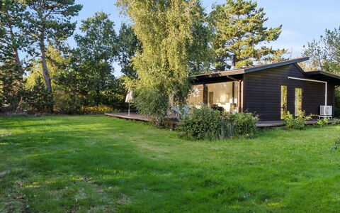 Erikka - 300M to the Fjord: Bleu, Arbuste, Chalet, Couverture De Sol, Jardin, Biens, Ombre, Aménagement Paysager, Ferme, Eco Hôtel