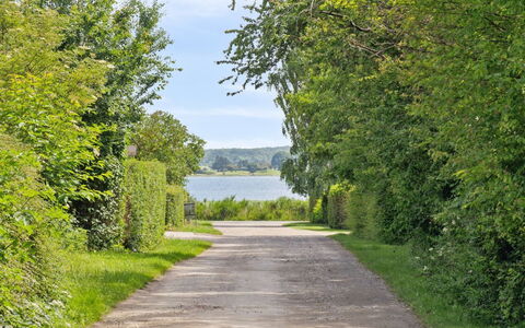 Erikka - 300M to the Fjord: Bleu, Arbuste, Chalet, Couverture De Sol, Jardin, Biens, Ombre, Aménagement Paysager, Ferme, Eco Hôtel