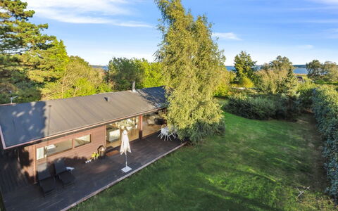 Erikka - 300M to the Fjord: Domicile, Toit, Maison, Chalet, Biens, Porte, Porche, Siding, Ferme, Ombre