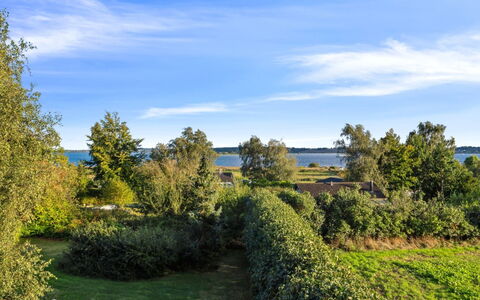 Erikka - 300M to the Fjord: Domicile, Toit, Maison, Chalet, Biens, Porte, Porche, Siding, Ferme, Ombre