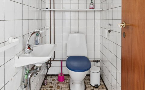 Carmen - 25M from the Sea: Siège De Toilette, Salle De Bains, Luminaire Plomberie, Toilette, Sol, Évier, Sol, Plomberie, Lavabo, Design Intérieur