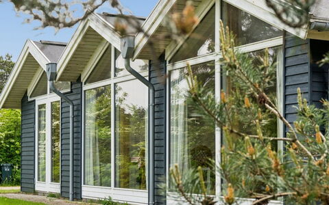 Carmen - 25M from the Sea: Siding, Domicile, Chalet, Couverture De Sol, Porte, Batiments Jardin, Ombre, Jardin, Cour, Conception