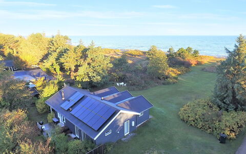 Carmen - 25M from the Sea: Herbe, Arbuste, Maison, Jardin, Domicile, Chalet, Lot Terre, Pelouse, Couverture De Sol