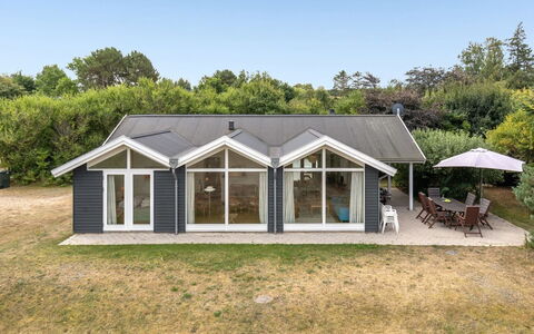 Carmen - 25M from the Sea: Herbe, Arbuste, Maison, Jardin, Domicile, Chalet, Lot Terre, Pelouse, Couverture De Sol