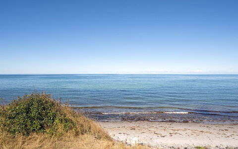 Carmen - 25M from the Sea: Herbe, Arbuste, Maison, Jardin, Domicile, Chalet, Lot Terre, Pelouse, Couverture De Sol