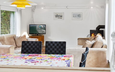 Hannelore - 700M from the Sea: Meubles, Design Intérieur, Canapé, Sol, Mur, Sol, Salon, Plafond, Bois, Luminaire