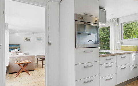 Hannelore - 700M from the Sea: Sol, Design Intérieur, Bois, Comptoir, Sol, Cabinetry, Cuisine, Meubles, Principaux Appliance, Appareil De Cuisine