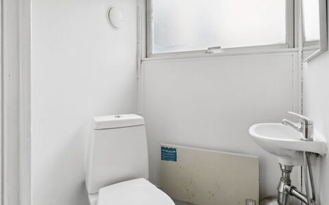 Hannelore - 700M from the Sea: Siège De Toilette, Luminaire Plomberie, Mur, Salle De Bains, Sol, Sol, Toilette, Design Intérieur, Plomberie, Évier