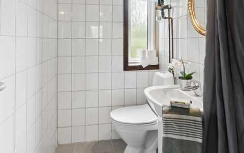 Rietrikki - 1.5Km from the Sea: Salle De Bains, Design Intérieur, Siège De Toilette, Toilette, Luminaire Plomberie, Sol, Sol, Tuile, Plomberie, Évier
