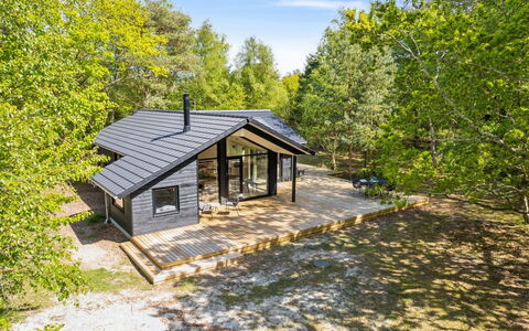 Miljanka - 175M from the Sea: Toit, Maison, Lot Terre, Domicile, Chalet, Biens, Batiments Jardin, Ombre, Cabane En Rondins, Aménagement Paysager