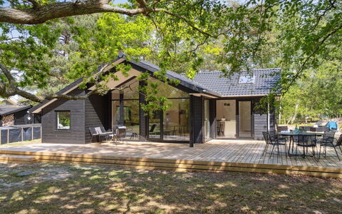 Miljanka - 175M from the Sea: Toit, Maison, Lot Terre, Domicile, Chalet, Biens, Batiments Jardin, Ombre, Cabane En Rondins, Aménagement Paysager