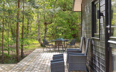 Miljanka - 175M from the Sea: Toit, Maison, Lot Terre, Domicile, Chalet, Biens, Batiments Jardin, Ombre, Cabane En Rondins, Aménagement Paysager