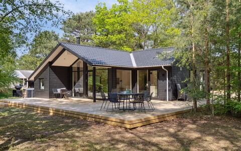 Miljanka - 175M from the Sea: Toit, Maison, Lot Terre, Domicile, Chalet, Biens, Batiments Jardin, Ombre, Cabane En Rondins, Aménagement Paysager