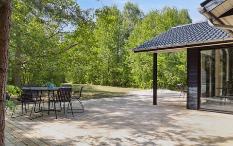 Miljanka - 175M from the Sea: Toit, Maison, Lot Terre, Domicile, Chalet, Biens, Batiments Jardin, Ombre, Cabane En Rondins, Aménagement Paysager