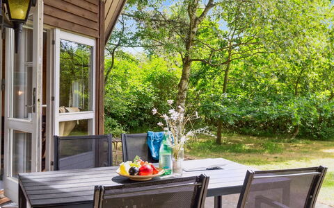 Kerrin - 300M from the Sea: Meubles, Design Intérieur, Sol, Bois, Sol, Plafond, Parquet, Chaise, Table, Éclairage
