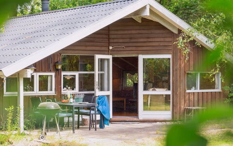 Kerrin - 300M from the Sea: Bois, Chalet, Dur, Planche, Tache De Bois, Batiments Jardin, Conception, Cour, Cabane En Rondins, Arrière-Cour