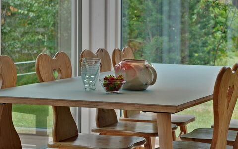 Efka - 175M from the Sea: Meubles, Bois, Sol, Table, Table Cuisine Et Salle A Manger, Sol, Salle À Manger, Design Intérieur, Parquet, Chaise