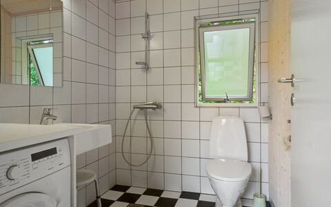 Efka - 175M from the Sea: Sol, Luminaire Plomberie, Sol, Design Intérieur, Salle De Bains, Toilette, Siège De Toilette, Plomberie, Tuile, Évier
