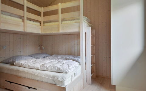 Efka - 175M from the Sea: Chambre, Bois, Sol, Sol, Lit, Meubles, Design Intérieur, Plafond, Literie, Drap De Lit