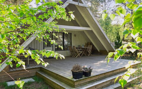 Jörn - 800M from the Sea: Meubles, Design Intérieur, Sol, Bois, Sol, Plafond, Parquet, Chaise, Table, Éclairage