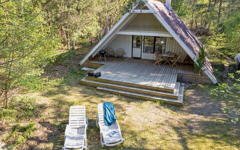 Jörn - 800M from the Sea: Meubles, Design Intérieur, Sol, Bois, Sol, Plafond, Parquet, Chaise, Table, Éclairage