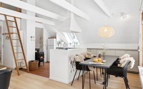 Jörn - 800M from the Sea: Meubles, Design Intérieur, Sol, Bois, Sol, Plafond, Parquet, Chaise, Table, Éclairage