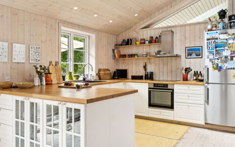 Grethe - 750M from the Sea: Cuisine, Appareil De Cuisine, Comptoir, Bois, Principaux Appliance, Sol, Meubles, Design Intérieur, Plafond, Cabinetry