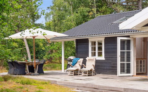 Grethe - 750M from the Sea: Bois, Maison, Chalet, Toit, Domicile, Mobilier De Jardin, Porte, Siding, Ombre, Porche