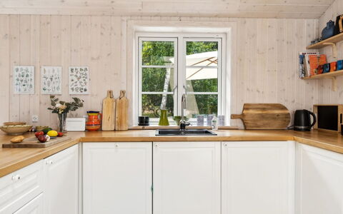 Grethe - 750M from the Sea: Bois, Sol, Cuisine, Design Intérieur, Comptoir, Appareil De Cuisine, Sol, Meubles, Cabinetry, Domicile