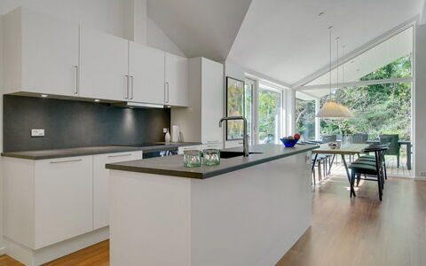 Rikkie - 150M to the Fjord: Design Intérieur, Cuisine, Sol, Comptoir, Bois, Meubles, Sol, Plafond, Parquet, Cabinetry