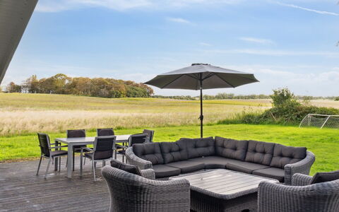 Rik - 350M from the Sea: Piscine, Ville Resort