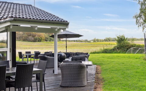 Rik - 350M from the Sea: Piscine, Ville Resort