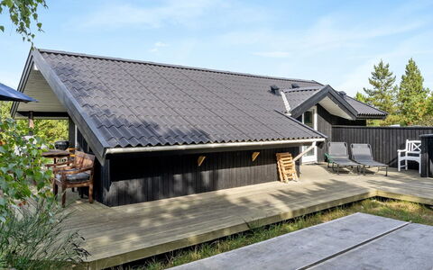 Lisbeth - 400M from the Sea: Toit, Maison, Domicile, Chalet, Siding, Biens, Allée, Batiments Jardin, Cour, Cabanon