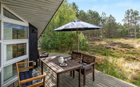Lisbeth - 400M from the Sea: Toit, Maison, Domicile, Chalet, Siding, Biens, Allée, Batiments Jardin, Cour, Cabanon