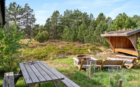 Lisbeth - 400M from the Sea: Toit, Maison, Domicile, Chalet, Siding, Biens, Allée, Batiments Jardin, Cour, Cabanon