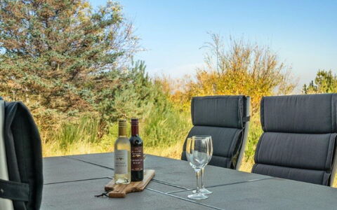 Helin - 100M from the Sea: Bois, Tache De Bois, Planche, Dur, Chalet, Plate-Forme, Siding, Ombre, Parquet, Batiments Jardin