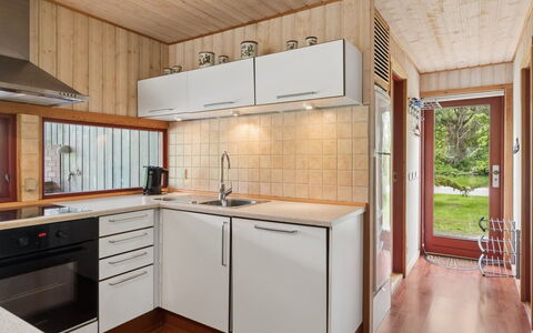 Linda - 600M from the Sea: Cuisine, Comptoir, Appareil De Cuisine, Sol, Design Intérieur, Bois, Principaux Appliance, Sol, Cabinetry, Plafond