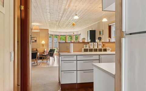 Linda - 600M from the Sea: Design Intérieur, Sol, Bois, Plafond, Luminaire, Sol, Meubles, Comptoir, Cuisine, Éclairage