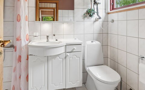 Linda - 600M from the Sea: Luminaire Plomberie, Lavabo, Évier, Salle De Bains, Design Intérieur, Sol, Robinet, Armoire De Toilette, Sol, Plomberie