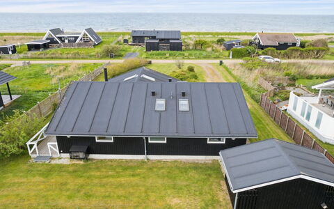Ewa - 75M from the Sea: Toit, Maison, Domicile, Chalet, Siding, Biens, Allée, Batiments Jardin, Cour, Cabanon