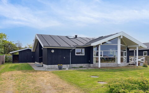 Ewa - 75M from the Sea: Toit, Maison, Domicile, Chalet, Siding, Biens, Allée, Batiments Jardin, Cour, Cabanon