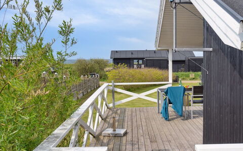 Ewa - 75M from the Sea: Toit, Maison, Domicile, Chalet, Siding, Biens, Allée, Batiments Jardin, Cour, Cabanon