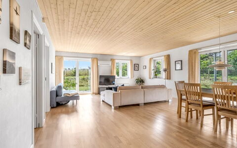 Ettie - 6Km from the Sea: Sol, Design Intérieur, Parquet, Sol, Bois, Plafond, Meubles, Revêtement De Sol Stratifié, Domicile, Dur
