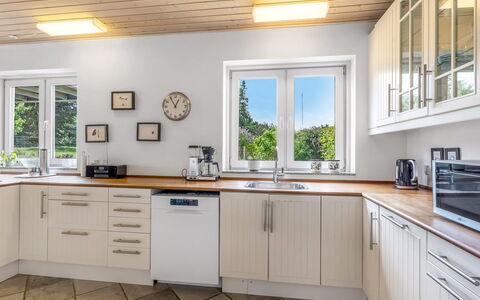 Ettie - 6Km from the Sea: Cuisine, Appareil De Cuisine, Sol, Bois, Comptoir, Design Intérieur, Cabinetry, Principaux Appliance, Domicile, Meubles