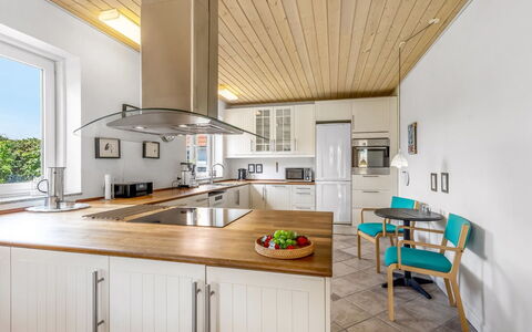 Ettie - 6Km from the Sea: Meubles, Cuisine, Design Intérieur, Sol, Comptoir, Bois, Plafond, Cabinetry, Sol, Luminaire